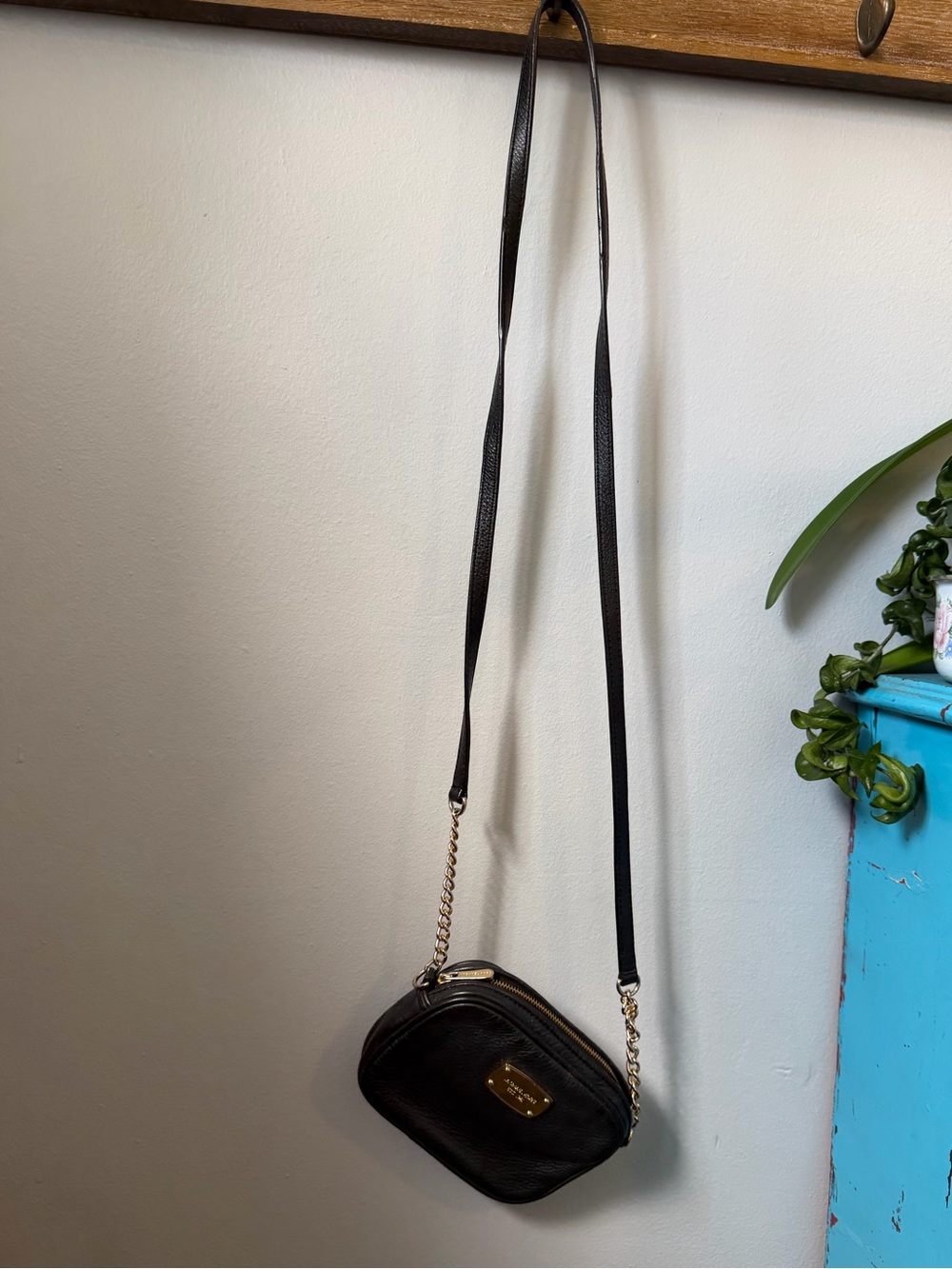 Michael Kors Black Pebbled Leather Crossbody Bag Gold Chain Strap Small Purse